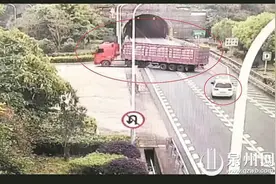险！挂车高速公路上突然调头图片