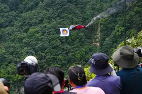 天门山上演人箭穿靶！第十届翼装飞行世锦赛决战，中国选手张树鹏获季军图片