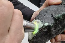 直播开石、现场回收，几分钟赚上千元？直播间的“玉石”实为油漆喷涂图片