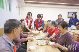 办好“食事” 了却心事——复兴区探索创建老年食堂破解老人就餐难图片