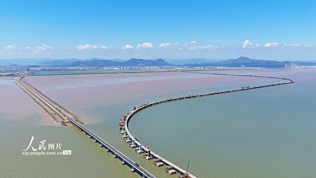 浙江临海：头门港铁路跨海大桥建设正酣