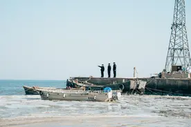 青岛胶州湾沿岸出现海冰，民警强化巡逻保障渔船民安全图片