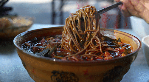 站前广场新盖一座小亭子，秋日出游更丝滑～