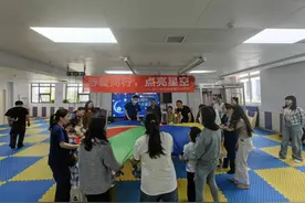 龙凤胎哥哥患孤独症 奶奶带回家乡坚持康复训练进步明显图片