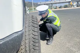 收费站内车辆爆胎，暖心交警热情相助图片