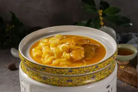 周末美食DIY丨三八妇女节，做一道美味滋补的金汤花胶鸡图片