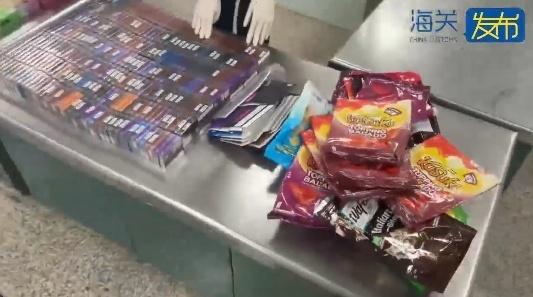 厦门机场一旅客当场被查！竟带了上万个……