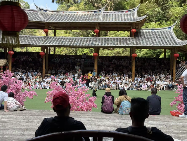 国庆爆火！福建侠天下刷屏，游客直呼：“这哪是景区？分明是武侠梦照进现实！
