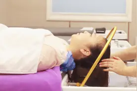 不能洗头不能下床？长辈坚持的坐月子禁忌是事实还是误区图片