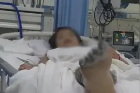 边充电边玩手机，其中的安全隐患不可小觑图片