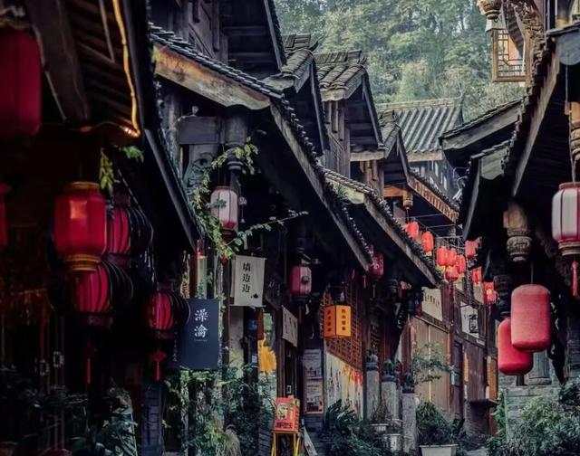 《堰明山青幸福人》 ——致青城山-都江堰申遗成功25周年