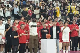勒布朗·詹姆斯抵沪开启第15次中国行，出现在上海交大校园，上次到中国是7年前图片