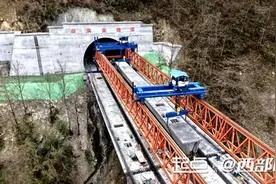安康至岚皋高速公路（岚皋至陕渝界）主线半幅贯通图片