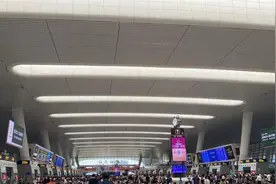 候车厅被吐槽热得让人冒汗！屋顶设计采光和隔热难兼顾？图片