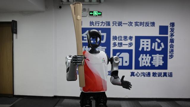 深圳“0号”火炬手，是机器人！
