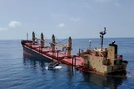 载有超2万吨化肥货船遭也门胡塞武装袭击沉没，威胁红海生态图片