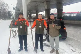 暖心服务再现！平安产险湖北分公司冒雪救援助车主脱困图片