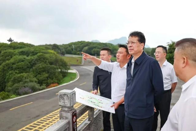 郭锡文到百里杜鹃管理区调研