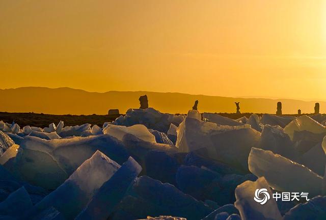 青海湖蓝冰托落霞 金光漫染