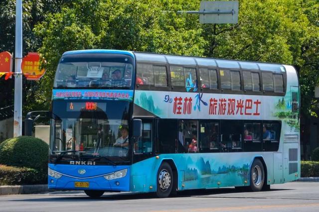 坐上公交游八桂 一路繁花一路景