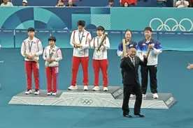 奥运“皓”外丨奥运历史首枚混双金牌！“莎头”组合在巴黎创造历史，现场中国球迷满座图片