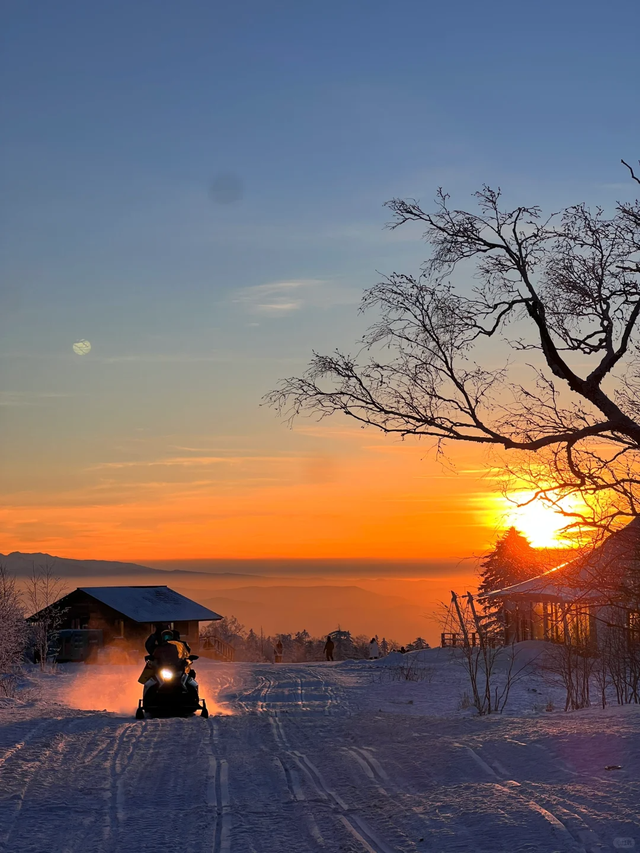 雪岭暮色，一场粉蓝交织的天际幻梦