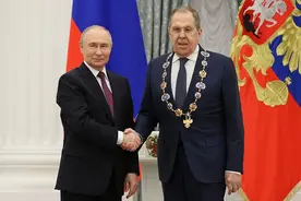 普京向拉夫罗夫授勋图片