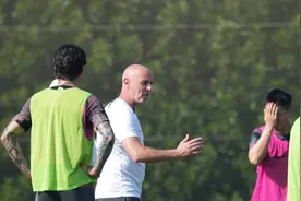 新赛季阵容拼图只差最后一块，第五外援是边锋还是后腰令海港队举棋不定图片