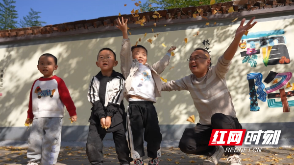 中方县：银杏迎来最佳观赏期 掀起游客打卡热潮