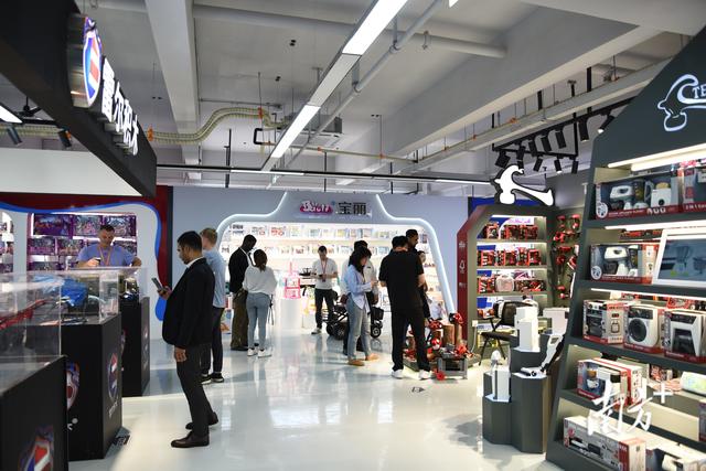 一线蹲点记｜国外客商直奔澄海找货源，AI玩具订单量暴涨