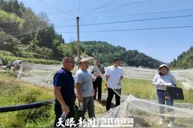铜仁专家田间“把脉”护航生态渔业图片