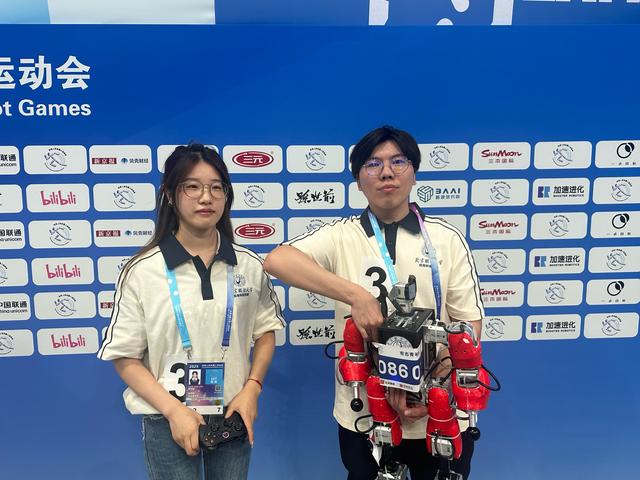 百米“飞人”大战今天上演，90台人形机器人冲刺！