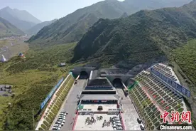 青海第一长隧——互助北山特长隧道小里程方向贯通图片