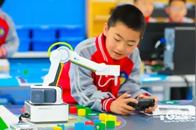 200间新建人工智能实验室投入使用 青岛人工智能教育实现“双普及”图片