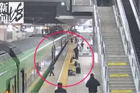 事发上海站台！男孩突然狂叫，一群人猛冲！这50秒太惊险→图片