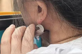 街头，电动自行车尾箱深陷女子颚下，临近大动脉！图片