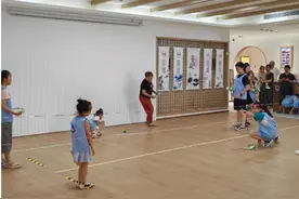 “过草地”“攻堡垒”……萌娃变身特种兵图片