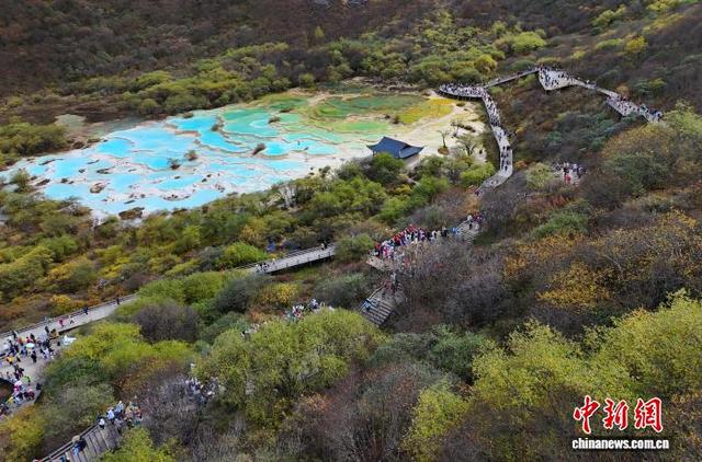 四川黄龙风景如画引游人