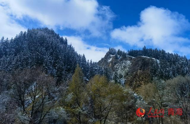 祁连山下秋日邂逅初雪