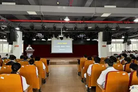 解剖学第一课！500余人身着白大褂，向人生中最特殊的老师“大体老师”默默致敬图片