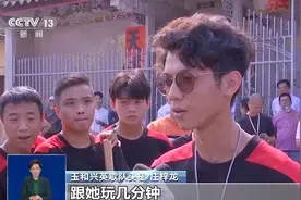 小女孩遇上英歌队 经典“招式”有模有样图片