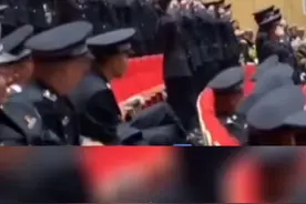 一群警察在警察节合唱《黑猫警长》 “是不是小时候看动画片的那群人”图片