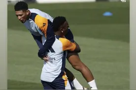 🍀1.8亿哥俩间的好运传递？维尼修斯训练中高高抱起贝林厄姆图片