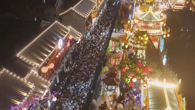 国庆首日，济阳“九曲黄河万里情”景区火爆迎客，红旗飘飘点燃家国情怀