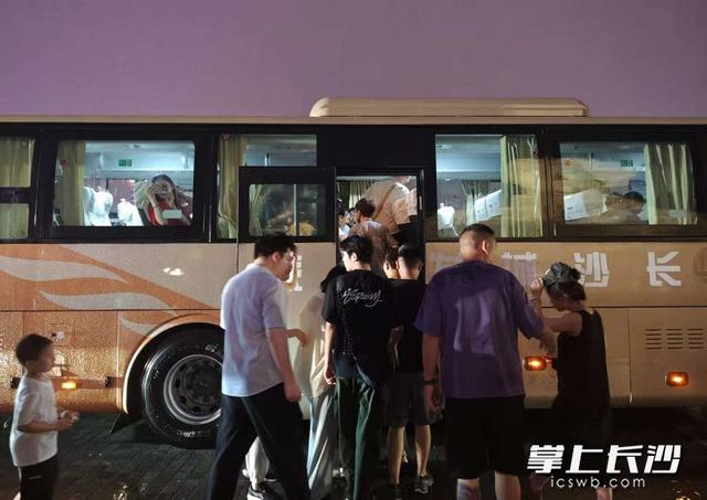 突降暴雨，观光小火车秒变应急大巴车为游客撑起“温馨伞”