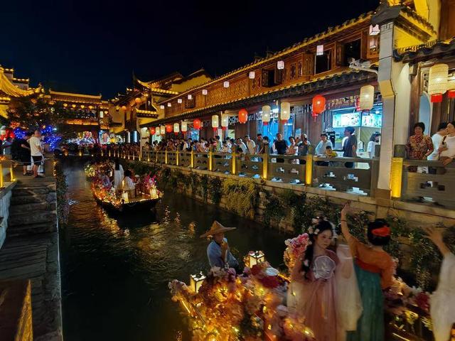 云梦：“狂人夏浪季”万人夜游祥云湾