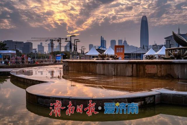 一年四季 泉在济南丨泉城广场日落余晖，绘就城市醉美画卷