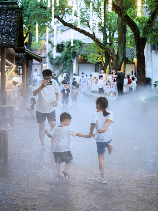 浙江有自己的“泼水节”！三大古镇“洗街”“踩水”消夏解暑