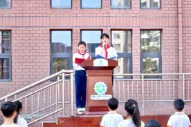 校领导和家长为我佩戴红领巾 以后请叫我们光荣的少先队员图片