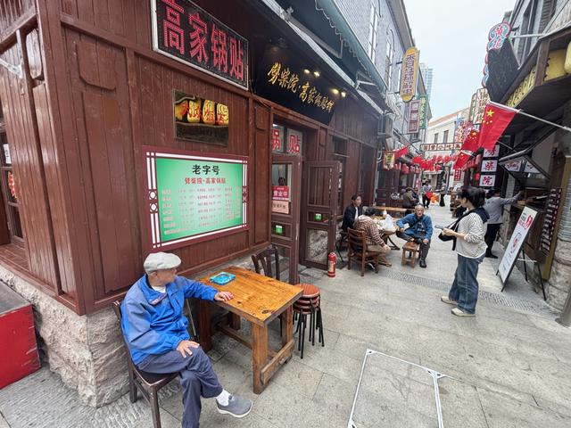 百年老街劈柴院，外地游客寻味打卡